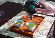 pouring-japanese-green-tea-from-kyusu
